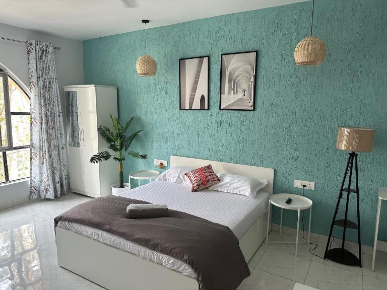 Azure : Private Studio in Koregaon Park - B&B Pune