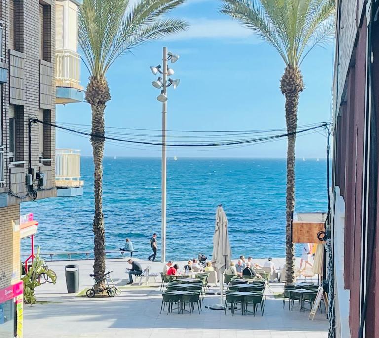 Cozy Beach apartment with view - B&B Torrevieja