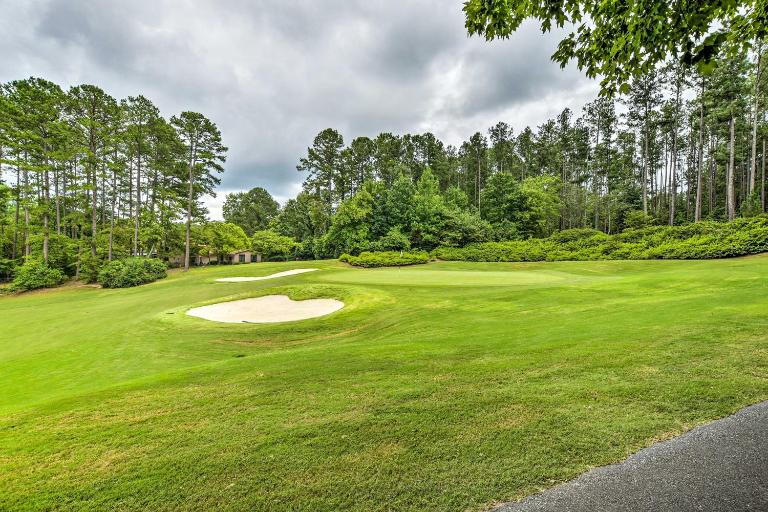 Walk to Lake Keowee: Salem Townhome w/ Deck - B&B Salem