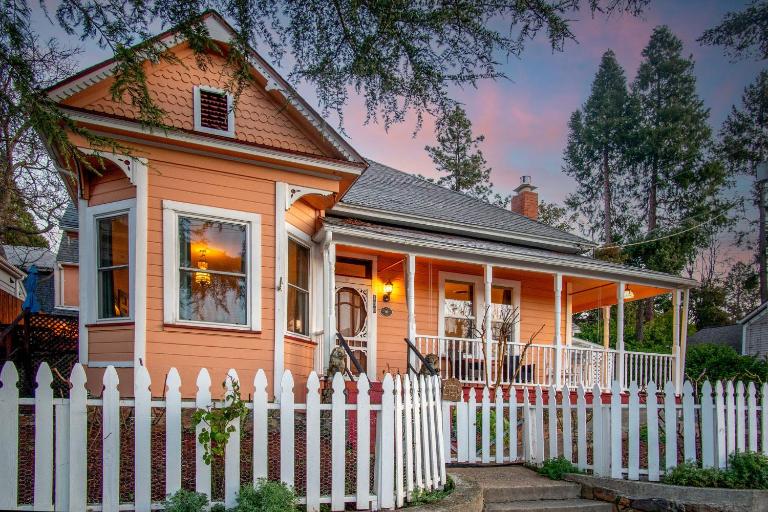 The Golden Parlor- Historic Victorian, Hot Tub - B&B Grass Valley