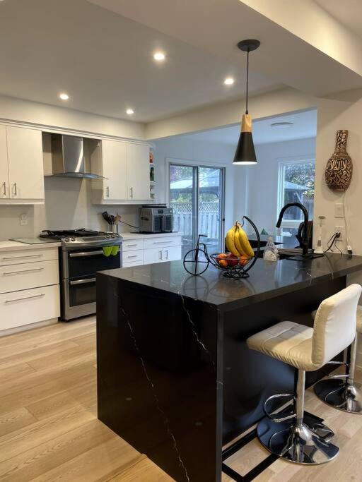 Modern, Spacious & Great Location Home - Chambres d'hôtes Mississauga