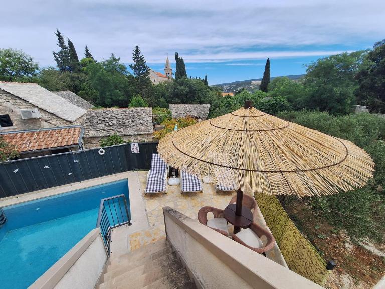 Brač Island Holiday Home With Pool And Sea View - Chambres d'hôtes Supetar