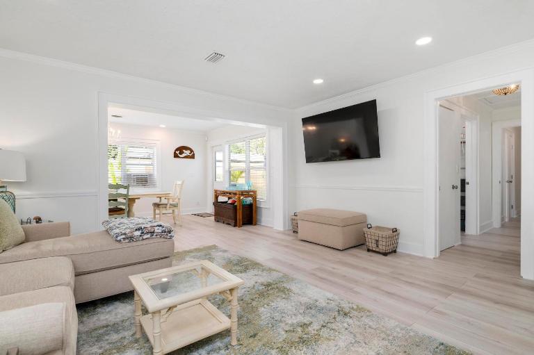 Coastal Vibes! Tropical heated pool home short drive to the beach - B&B Bradenton