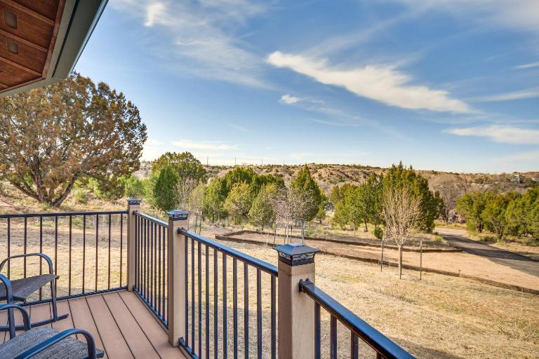 Private Yard & Fishing Dock: ‘Canyon Rim Retreat’ - B&B Amarillo