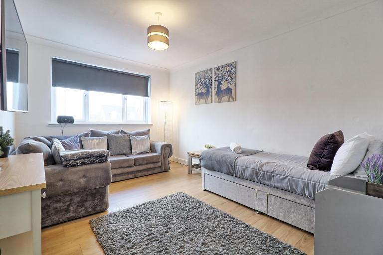 Spacious 3-Bedroom Apartment for 5 I Free Parking I Rayleigh Centre - B&B Rayleigh