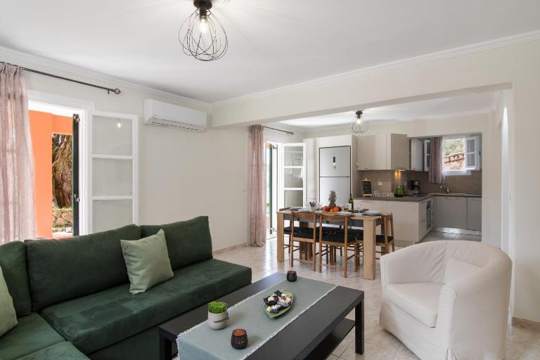 Spiros Holidays House - Bed and Breakfast Doukádes