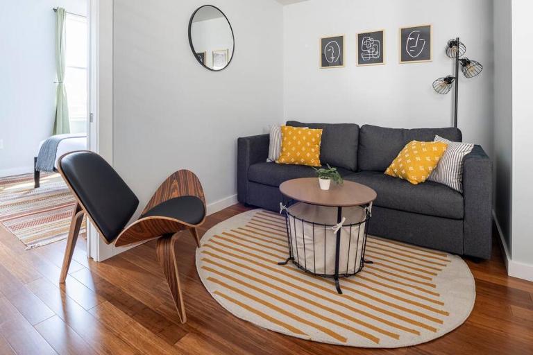 OTR, QUEEN Bed, 50in TV, Workspace, Near Lightrail - B&B Cincinnati