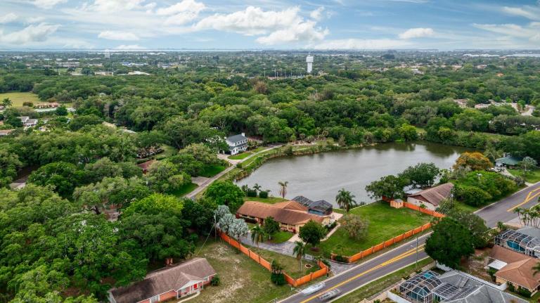 Lake O' Woods! Gated private pool home! - B&B Bradenton