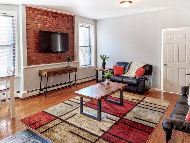 Spacious Getaway by Wooster Square! - B&B New Haven