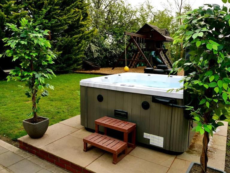 Deluxe 1 Bed Versace Hot Tub Sky TV Cinema Screen - B&B Great Sampford
