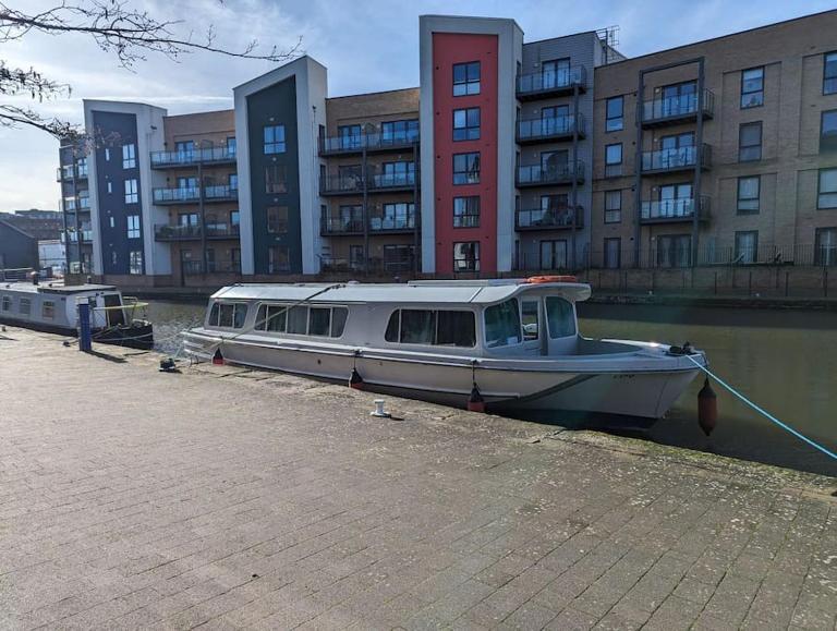 New Horizon - A beautiful boat very conveniently located in Chelmsford City - B&B Chelmsford