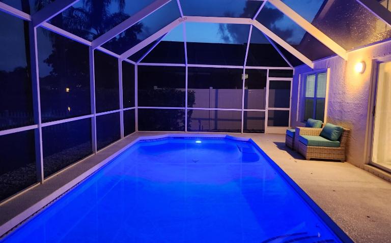 Turtle Bay Cottage! Cozy home with private pool! Water view! - Chambres d'hôtes Bradenton