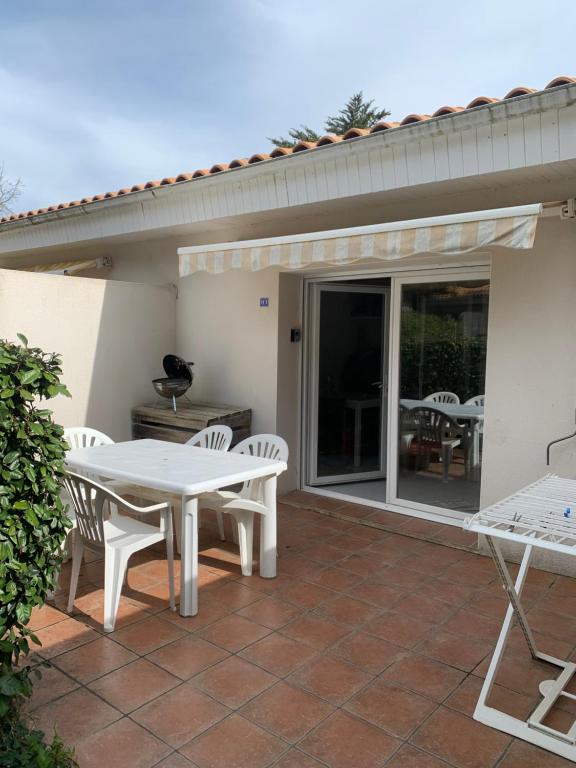Maisonnette Mimosa H3 avec piscine intérieure chauffée accès plage à pied - Chambres d'hôtes Les Sables Vignier