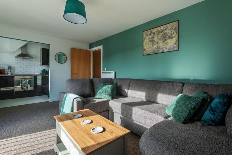 Towpath Gardens Apartment (Free Parking and Central) - B&B Swindon