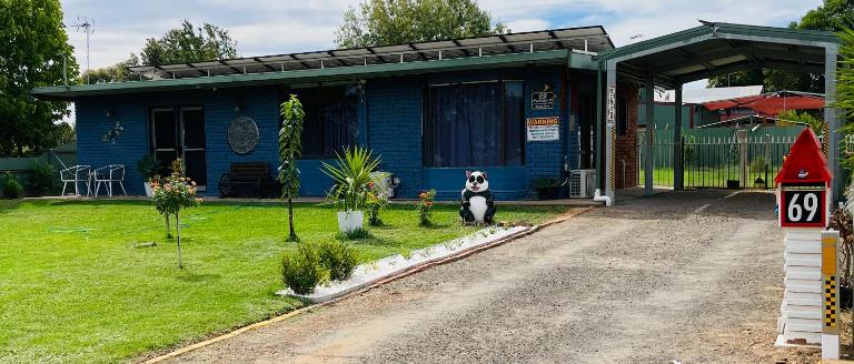 Jerilderie BNB - 2BR Home - 86"TV - Petsfee10 - B&B Jerilderie