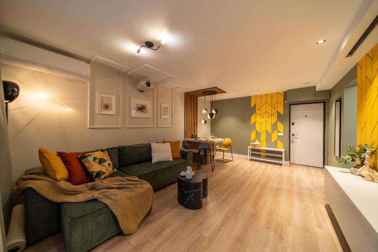 BumbleBee Apartment with cozy balcony near Victoriei Avenue - Chambres d'hôtes Bucarest
