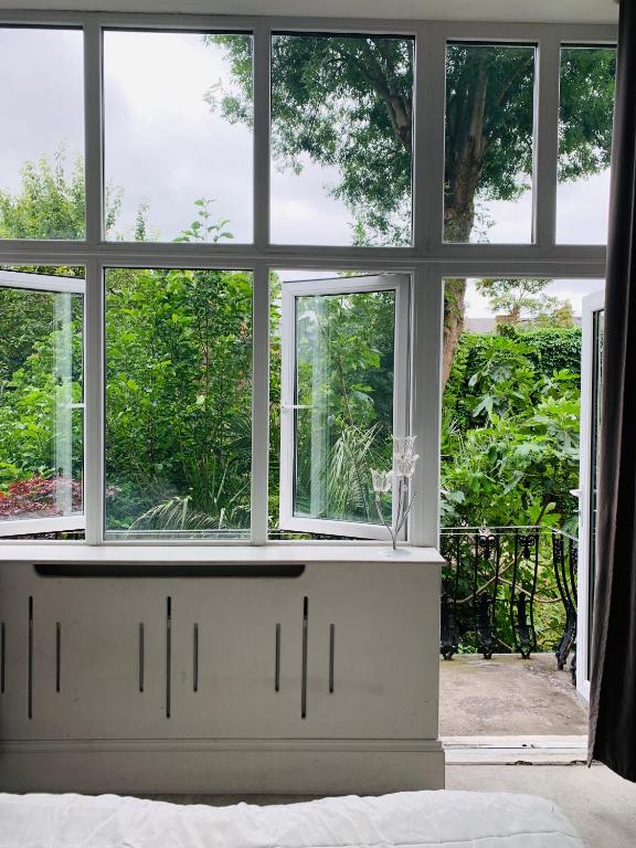 Stunning Holland Park 2 BR - sleeps 6 - Ferienwohnung London