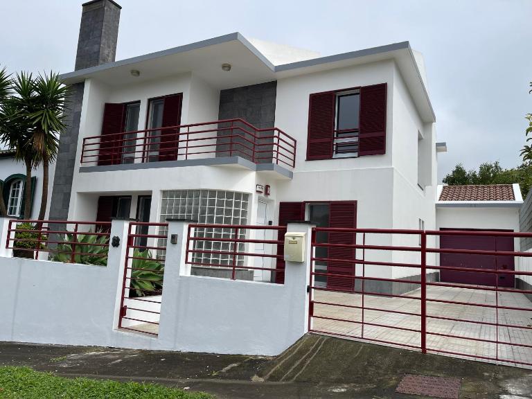Populo Beach Villa, Walk to Beach, Air Conditioning and Heating, near Ponta Delgada - Ferienwohnung Livramento