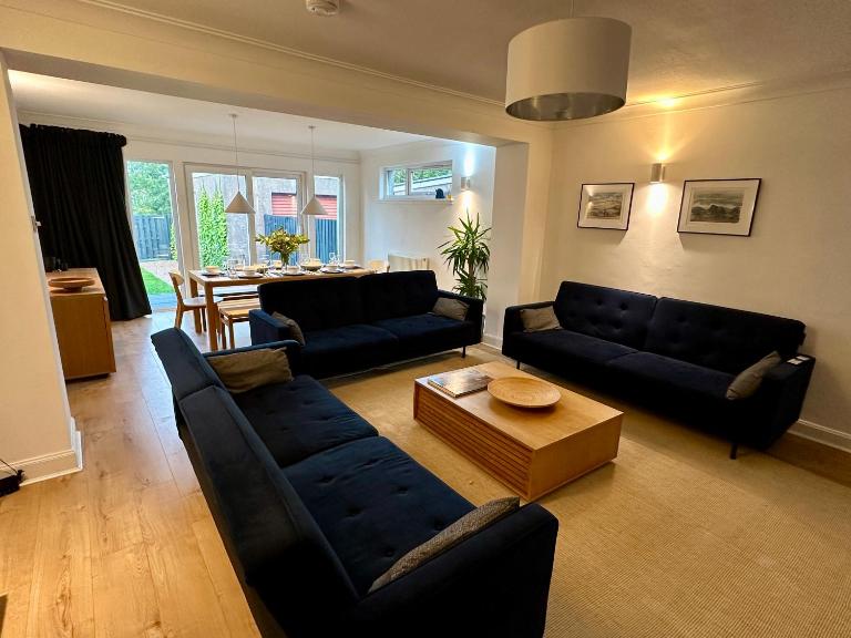 Lovely house & garden, short walk to town & beach. - B&B Fyvie