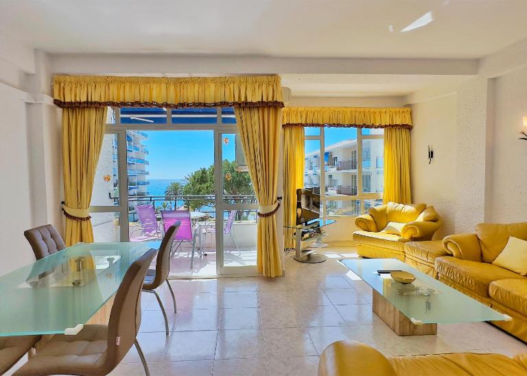 Skol 439 Spacious and Refurbished Apartment with Sea Views - Chambres d'hôtes Marbella