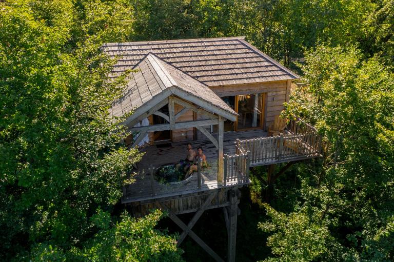 Cabanes du Hérisson, cabanes perchées de standing avec spa - Chambres d'hôtes Bonlieu