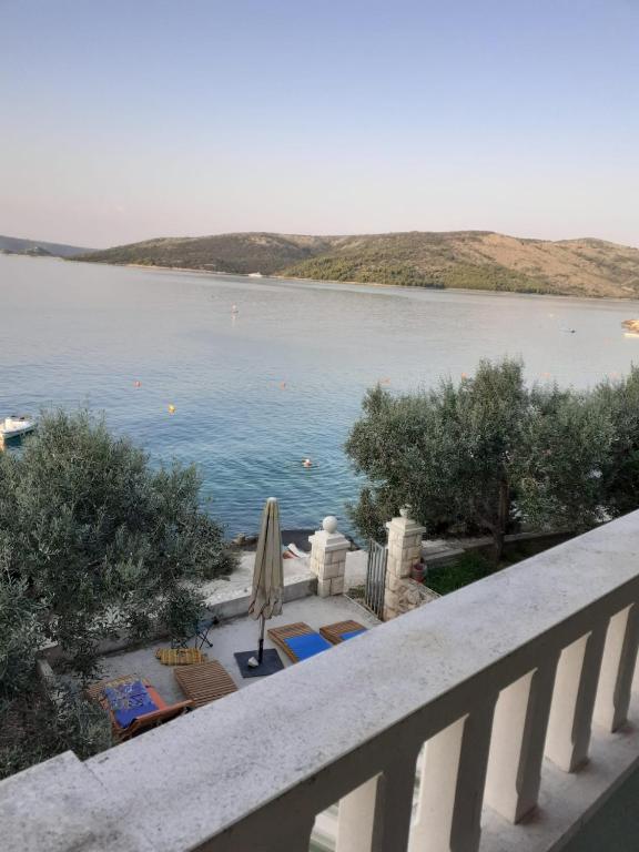 Beachfront apartments Dida - Seget Vranjica - Bed and Breakfast Seget Vranjica
