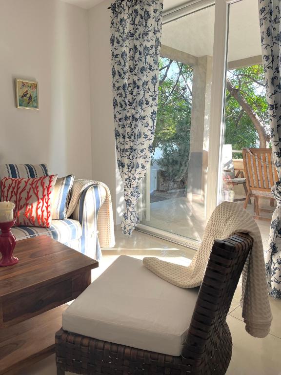 Corallis Beachfront Family Oasis - B&B Novalja