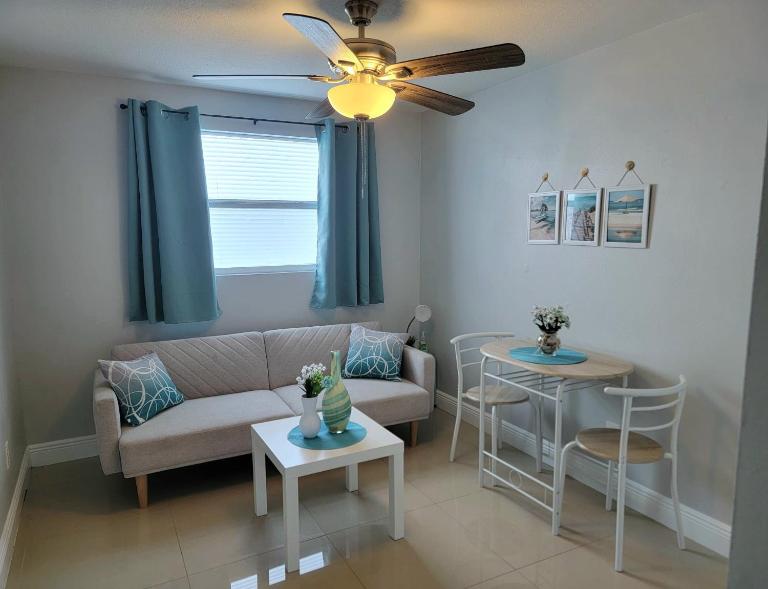C & Y Guesthouse - B&B Tampa