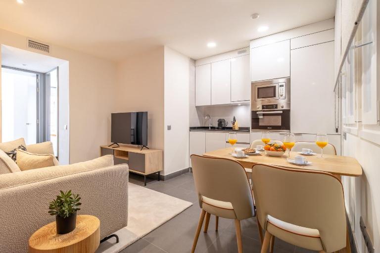 Vibrant 2-Bed Apartment for 3 in La Latina - B&B Madrid