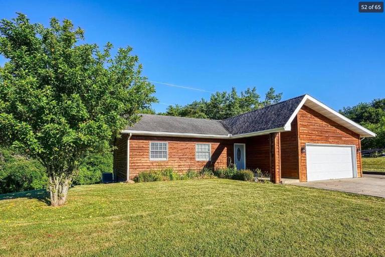 Hocking Hills Cedar Ranch Cabin w/relaxing Hot Tub - Bed and Breakfast Logan