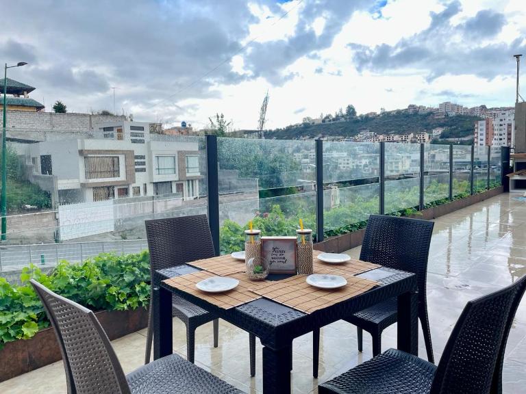 Departamento con jacuzzi, balcón, lavadora y garage - Chambres d'hôtes Ambato