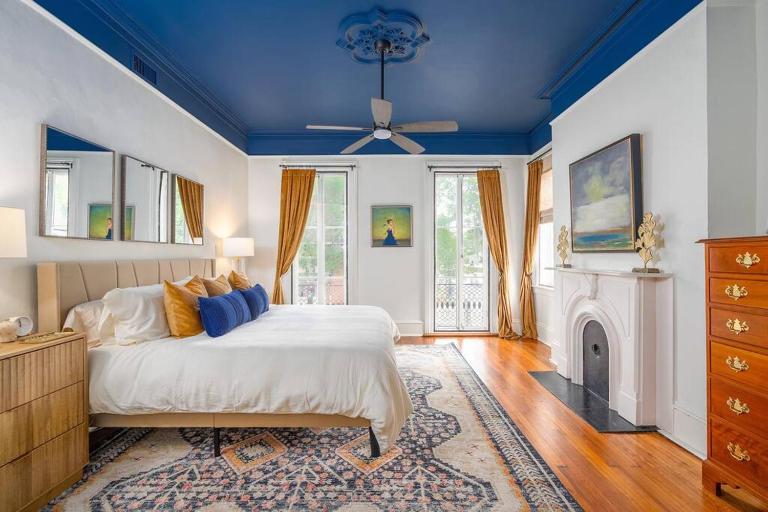 Charming Historic District Parlor Level Apartment - B&B Savannah
