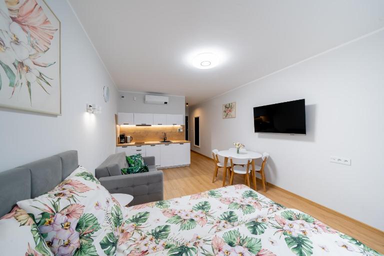 FLORA - Studio z aneksem i klimatyzacją, Basen Netflix - B&B Kołobrzeg