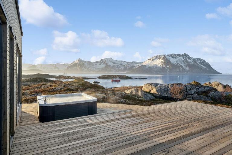 Fjordview Arctic Lodge with sauna and Jacuzzi - B&B Lyngværet