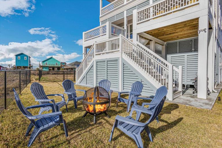 Luxury Beach House Glow in dark golf Game Room - B&B Bolivar Peninsula