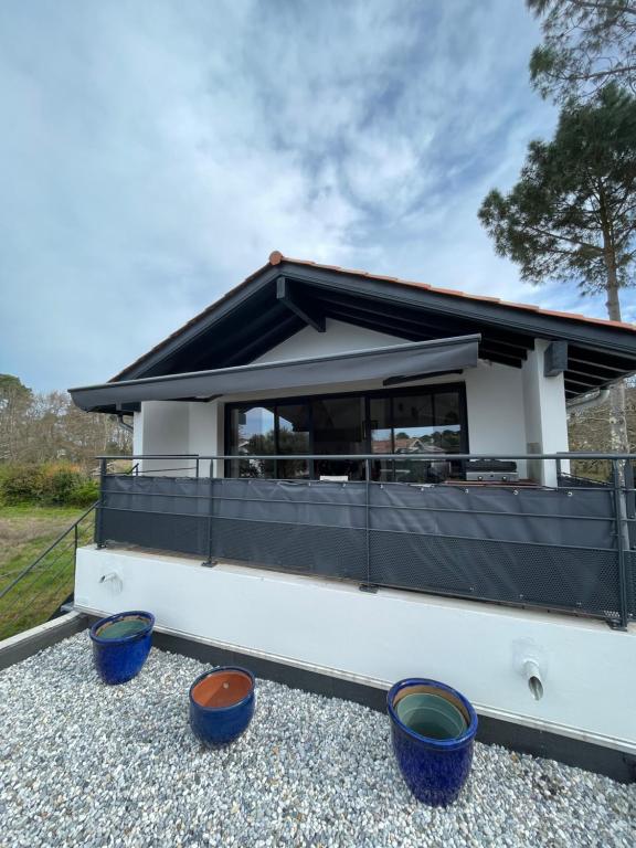 Samui - Equipé borne de recharge - Powering Station Electric Car - B&B Capbreton
