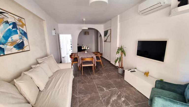 Center 2Br Apt w/ parking and 250m walk from beach - B&B Larnaka