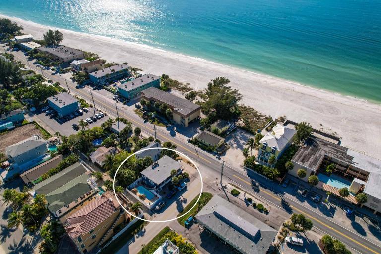 Seagrass Flats 1 located less than 75 steps to the White Sandy Beaches - Bed and Breakfast Bradenton Beach