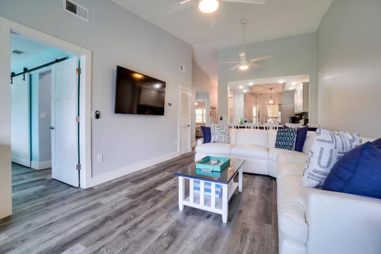 Luxury 2 bed and 2bath Lakefront Condo Near IMG and Anna Maria Island - Bed and Breakfast Bradenton