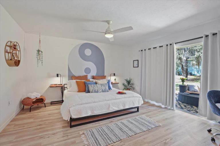 The YinYang - King Bed , Workspace , Full Kitchen - B&B Gainesville