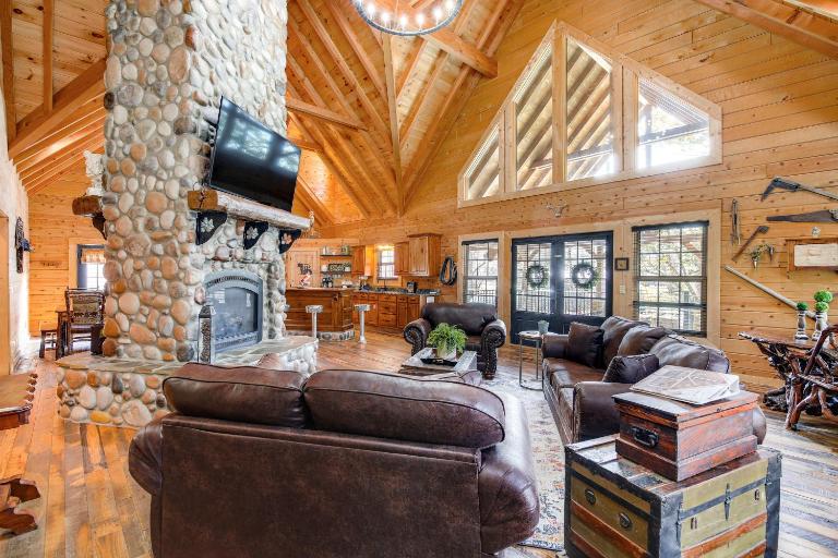 Riverfront Cabin w/ Hot Tub - 3 Miles to Dollywood - Bed and Breakfast Pigeon Forge