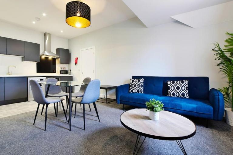 FREE PARKING - Modern 2-BR Flat close to Salford Royal - B&B Manchester