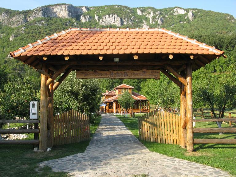 Apartments Izvor Lisine - Bed and Breakfast Strmosten
