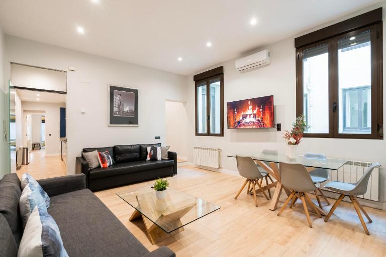 Atocha3 Superb Location - 4Bedrooms 2 Baths - Ferienwohnung Madrid