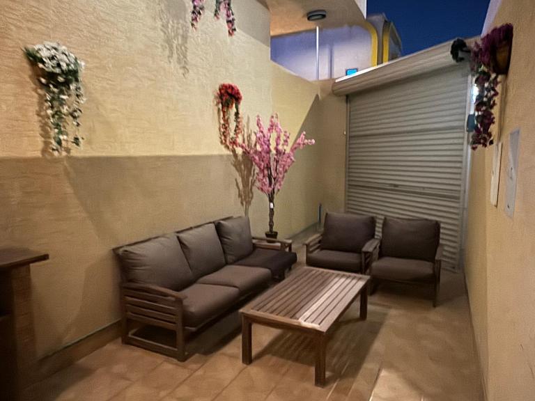 شقة ارضية بمدخل مستقل غرفة وصالة النرجس ١٢ - B&B Riad