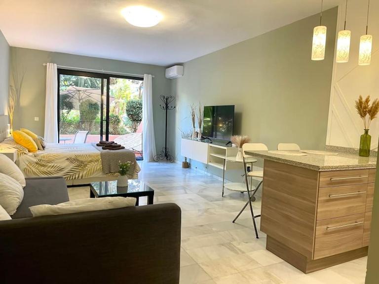 banus elegant modern studio - B&B Marbella