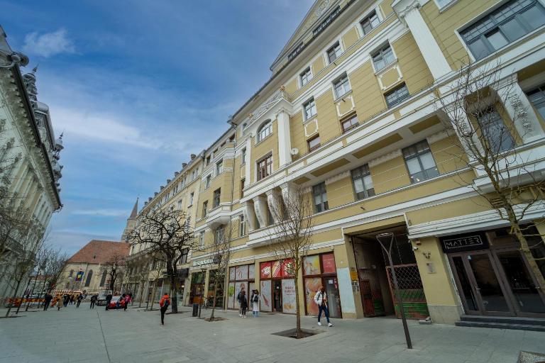 Historic Palace in main square-Unirii Plazza - B&B Cluj-Napoca