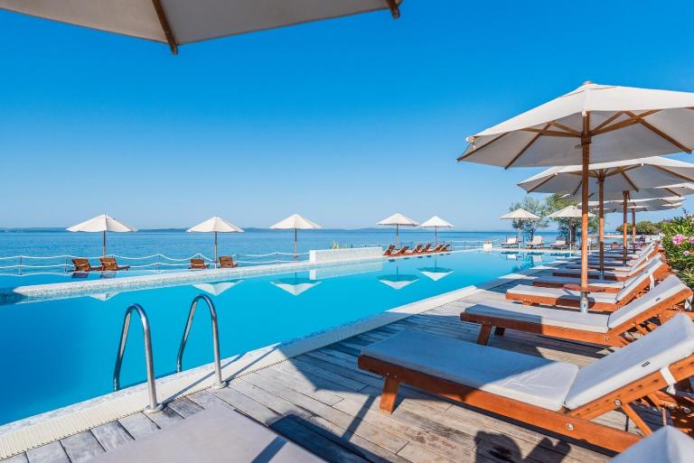 Sunny Lena Premium Family Apartment with Garden, Close to Beach & Pool - Ferienwohnung Petrcane