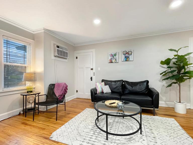 Fun & Charming 1BR Apt near Drake - Bed and Breakfast Des Moines