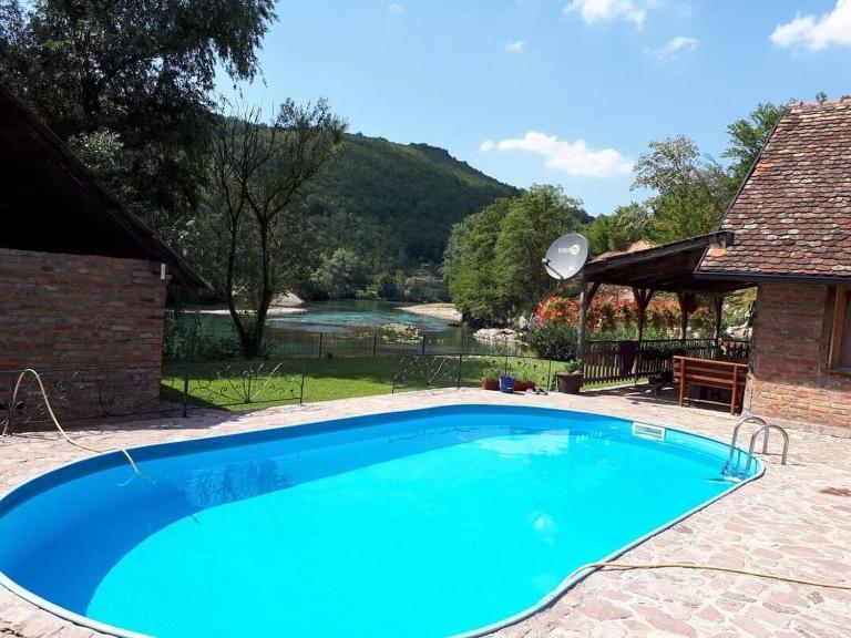 "River paradise" Vikendica sa bazenom, ladarom i kaminom na samoj obali Vrbasa Banja Luka - Ferienwohnung Banja Luka
